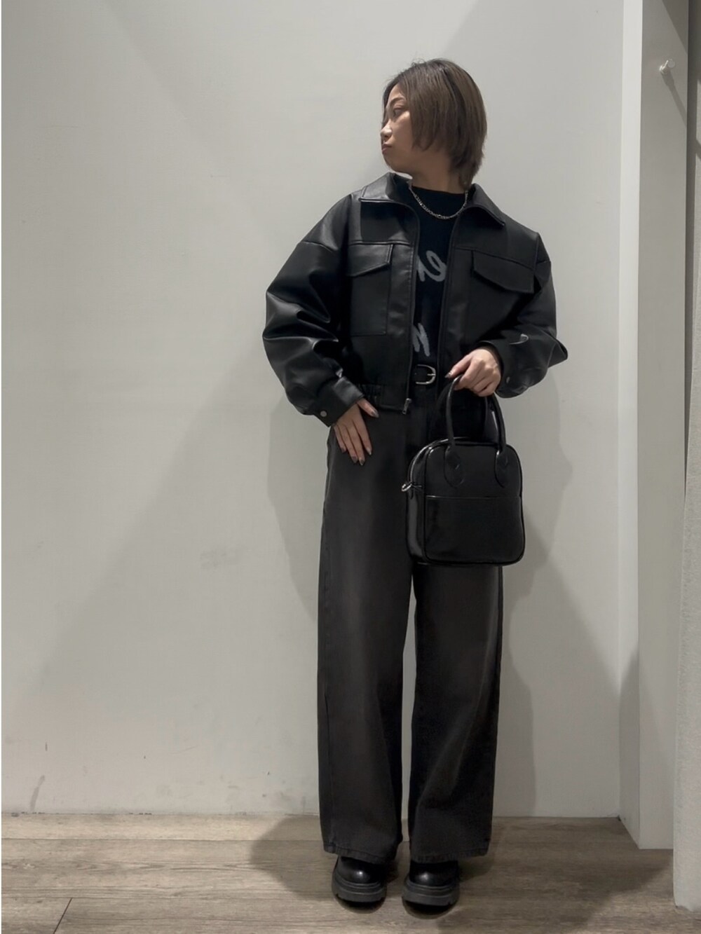 「レザージャケット、ショート丈、ショート丈ブルゾン、ワイドデニム、ワイドデニムパンツ、ブラックデニム、ブラックニット、ボストンバック、レザーブーツ 黒、レザーブーツ」｜「COLONY 2139のフェイクレザーショートブルゾン（ブルゾン、ブラック系）」を使った、tomooookaさん（骨格ウェーブ・レディース・157cm）の冬コーディネートの3枚目の写真