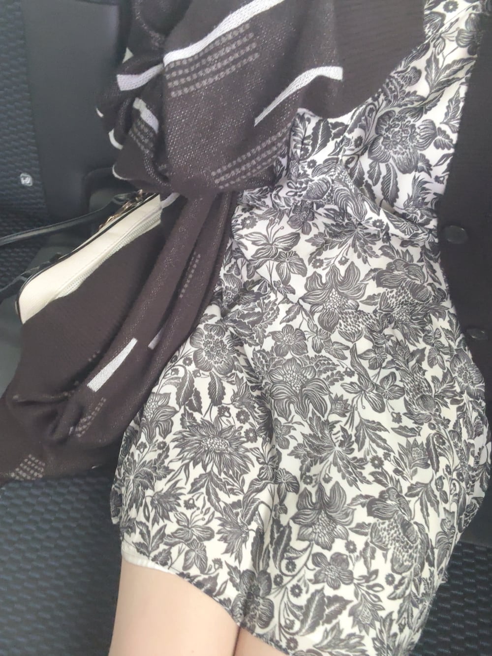 ブラック系のワンピース/ドレス、ブラック系のその他を着用したレディースの秋コーディネートの2枚目の写真