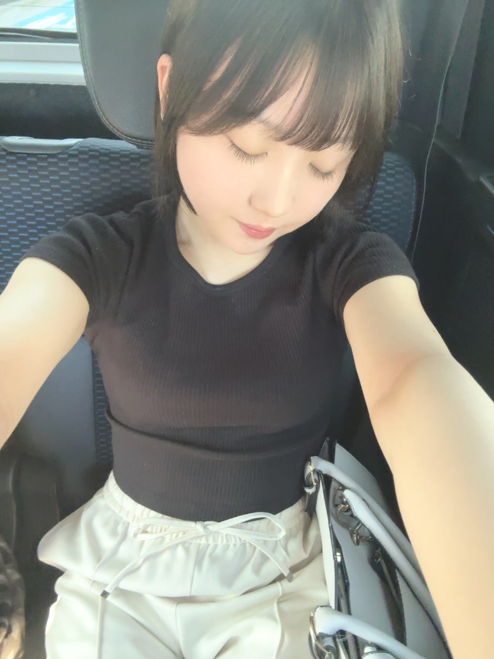 ブラック系のTシャツ/カットソー、ホワイト系のパンツを着用したレディースの夏コーディネートの2枚目の写真