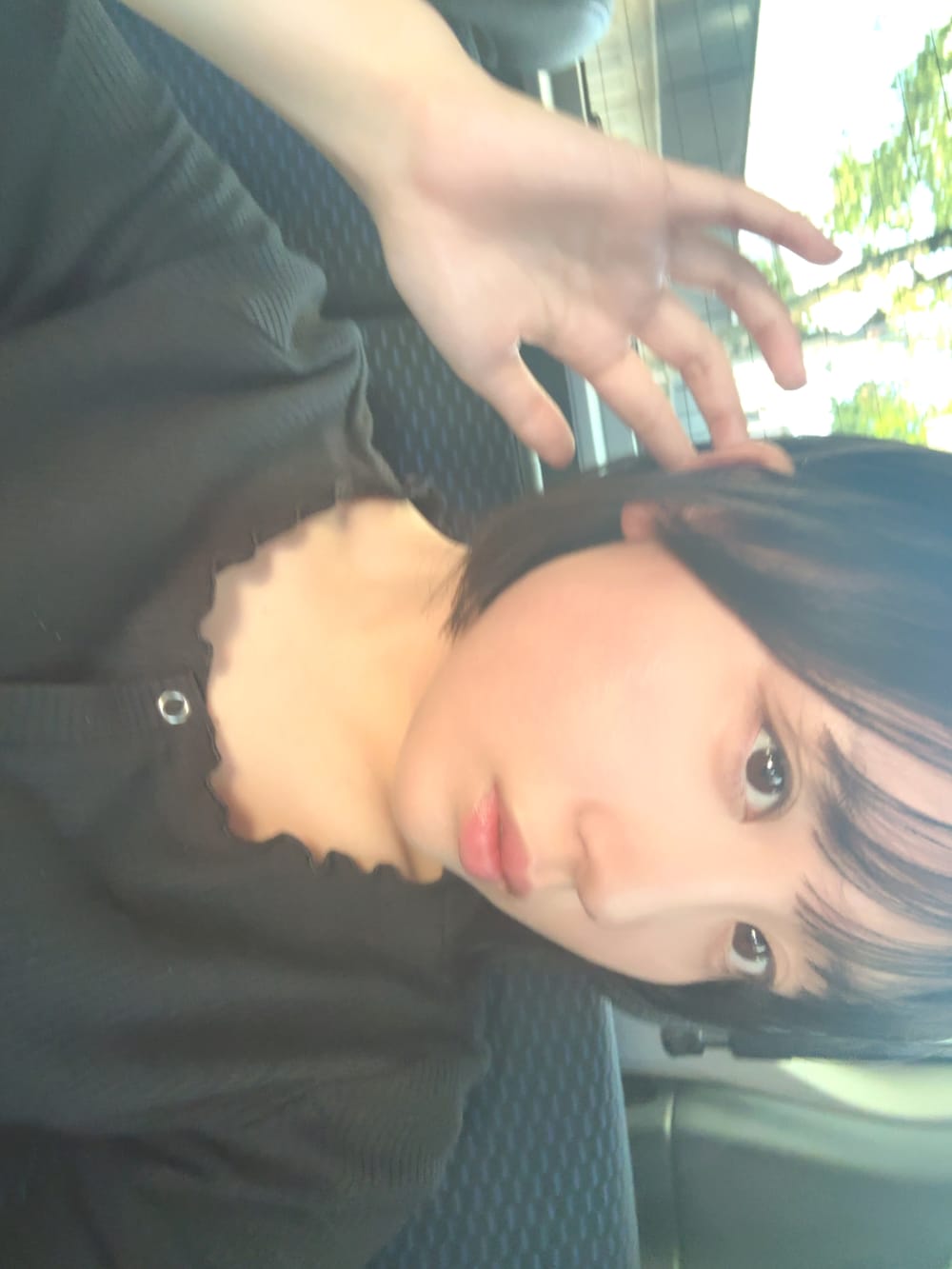 ピンク系の口紅/リップティント/グロスを着用したレディースの夏コーディネートの3枚目の写真