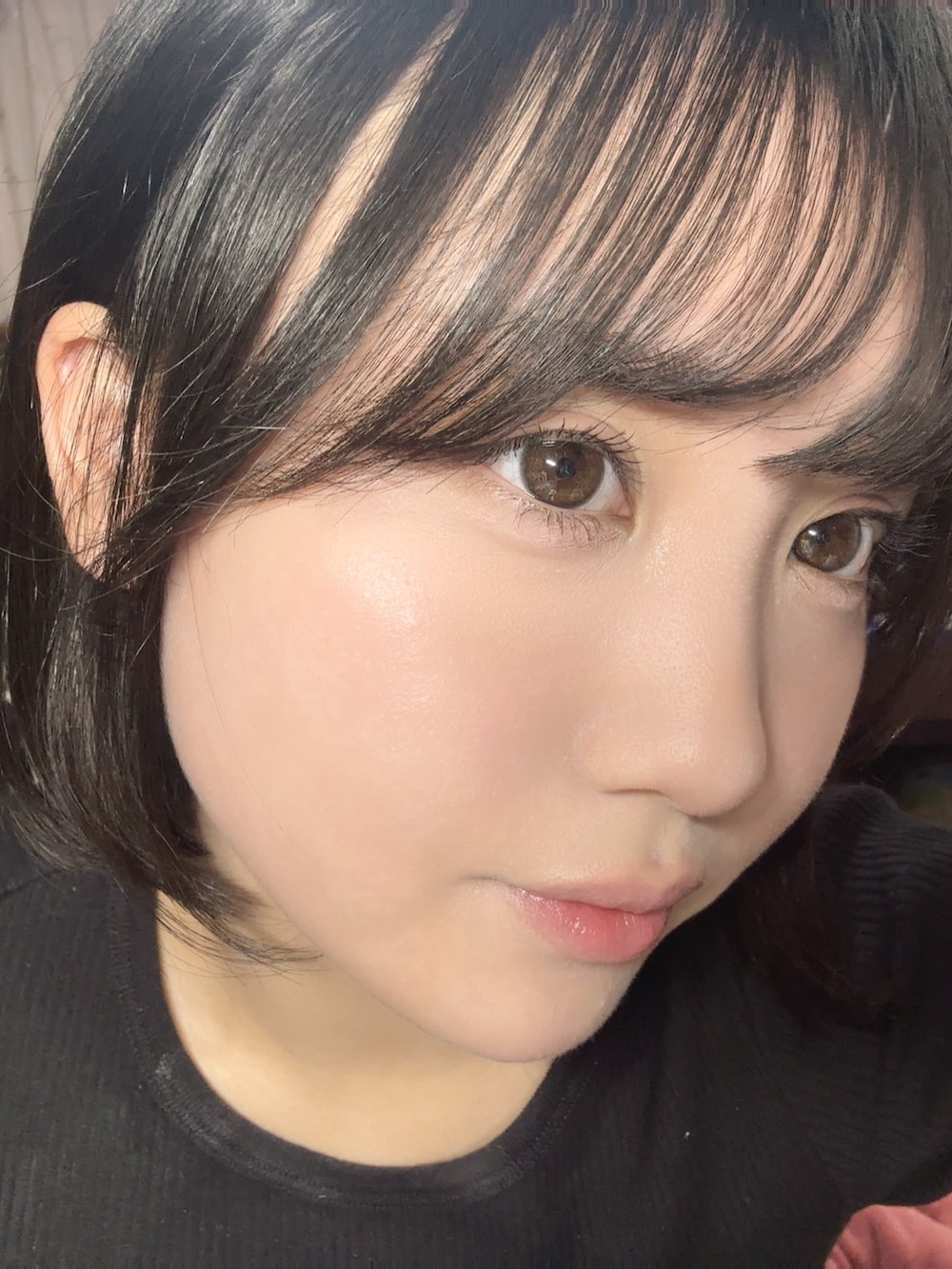 グレー系のスカートを着用したレディースの秋コーディネートの2枚目の写真