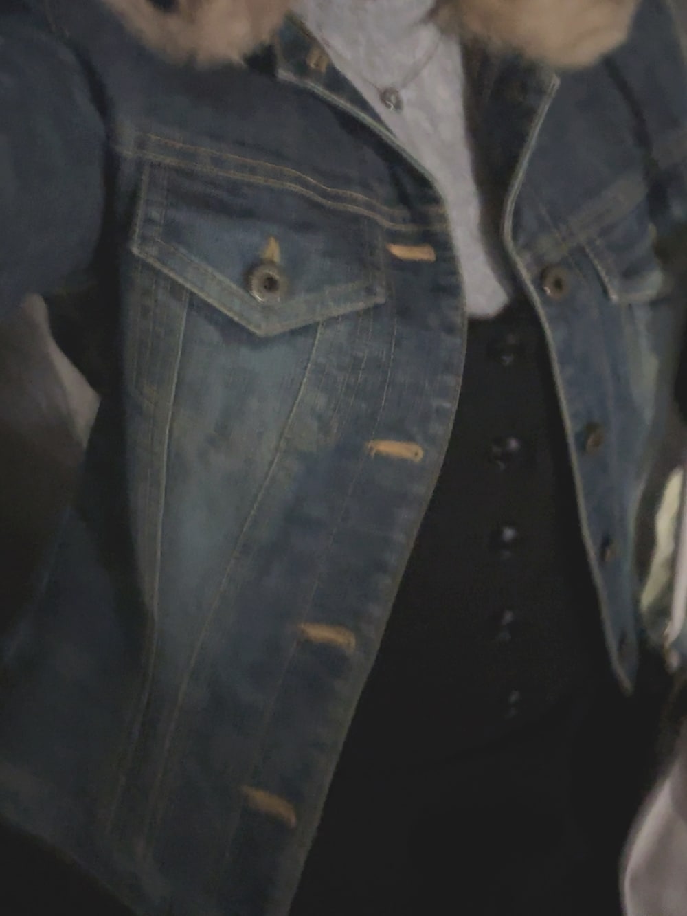 ブルー系のデニムジャケット、ブラック系のワンピース、グレー系のニット/セーターを着用したレディースの秋コーディネートの2枚目の写真