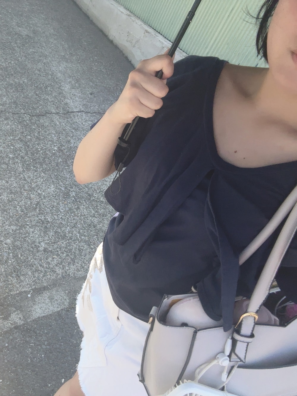 その他のトップス、ホワイト系のスカートを着用したレディースの夏コーディネートの2枚目の写真