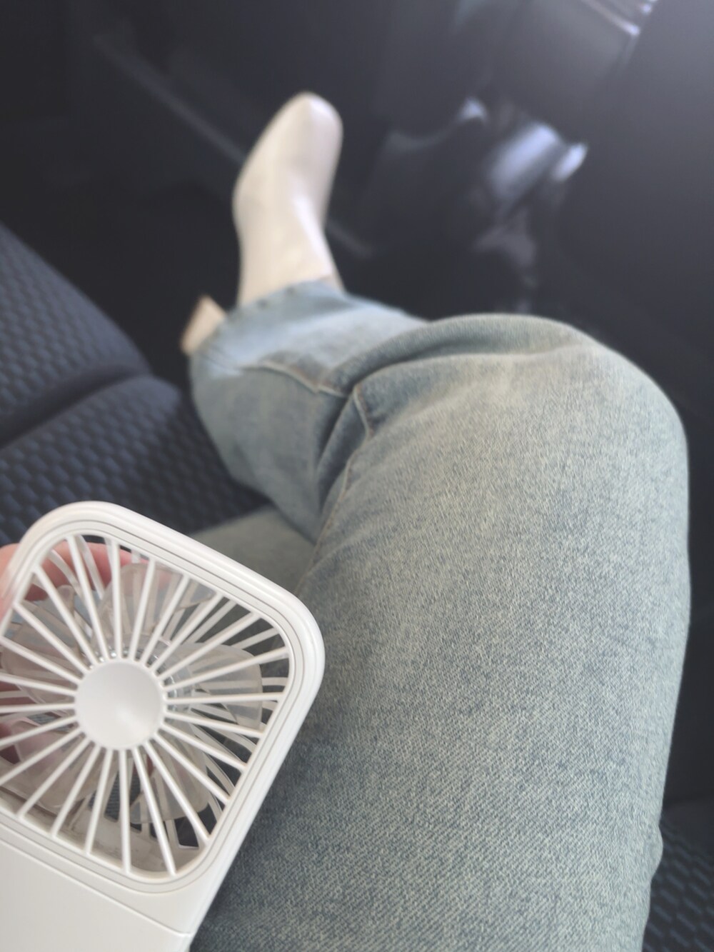 グレー系のキャミソール、その他のデニムパンツを着用したレディースの夏コーディネートの3枚目の写真