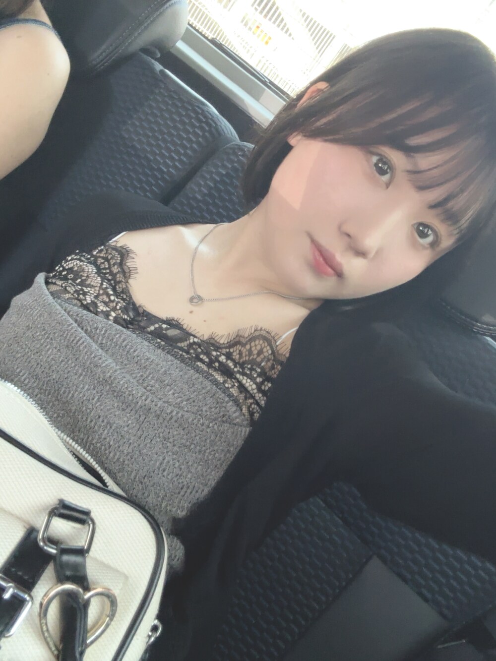 グレー系のキャミソール、その他のデニムパンツを着用したレディースの夏コーディネートの2枚目の写真