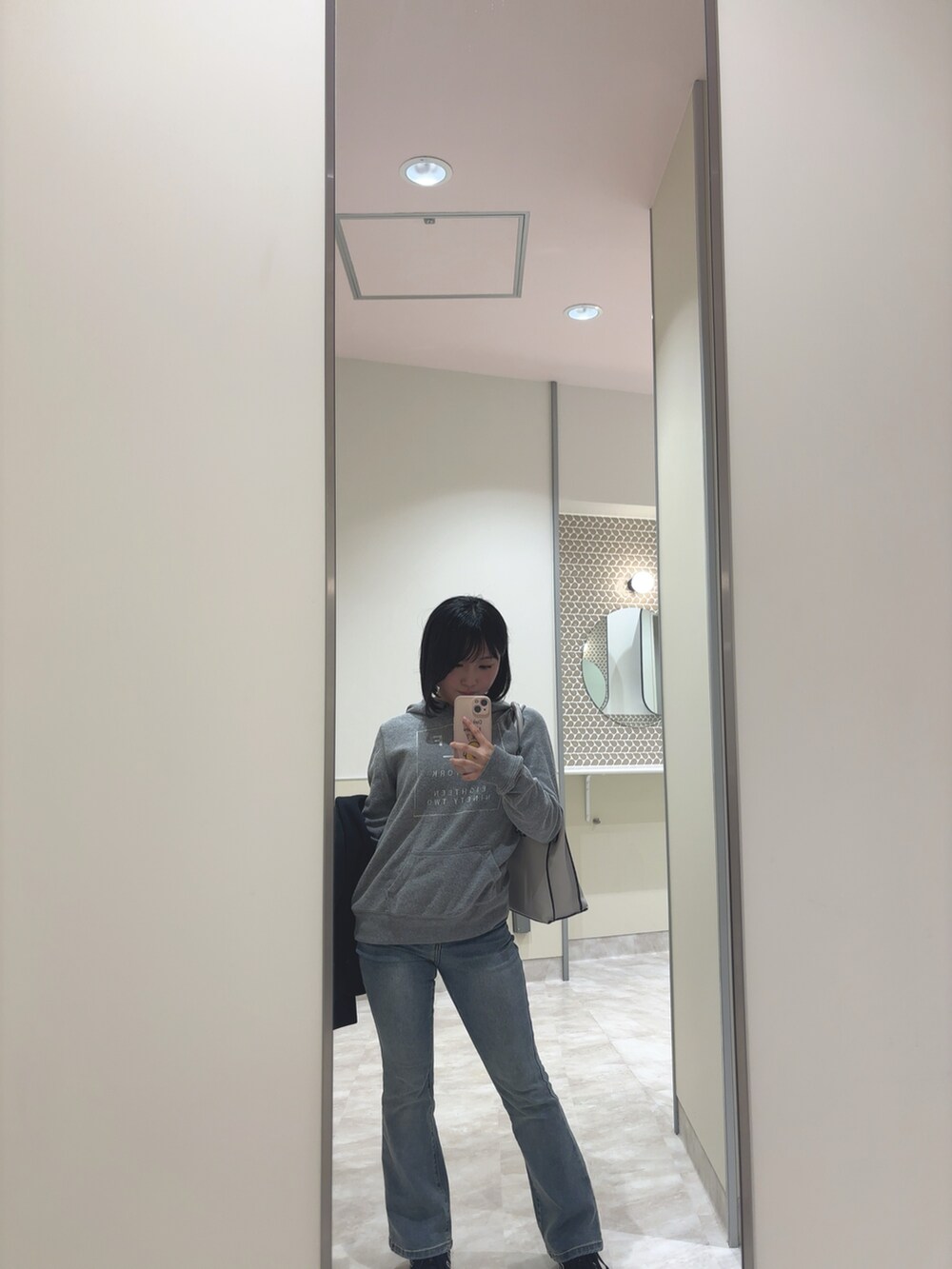 その他のデニムパンツ、グレー系のパーカーを着用したレディースの秋コーディネートの2枚目の写真