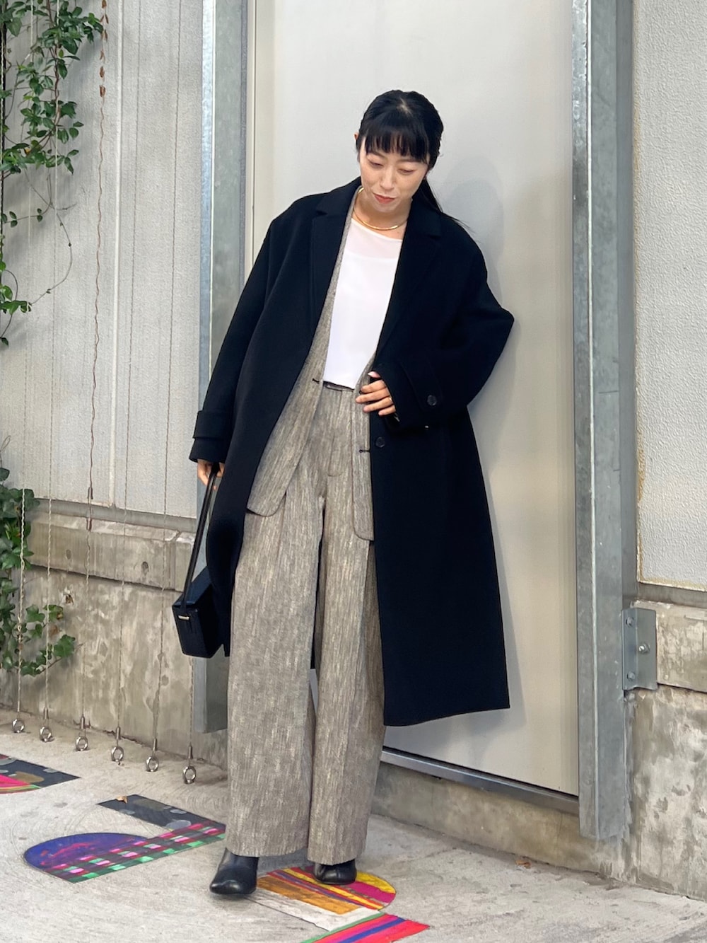 ブラック系のその他アウター、ブラック系のその他アウター、ホワイト系のシャツ/ブラウスを着用したレディースの秋コーディネートの2枚目の写真