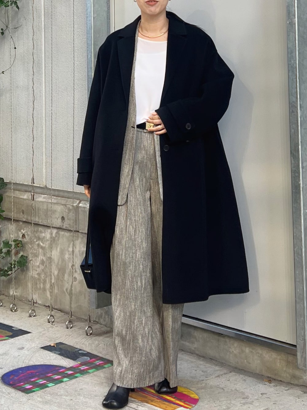 ブラック系のその他アウター、ブラック系のその他アウター、ホワイト系のシャツ/ブラウスを着用したレディースの秋コーディネートの3枚目の写真