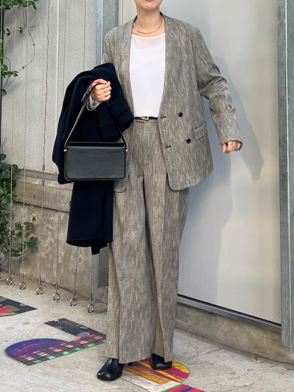 ブラック系のその他アウター、ブラック系のその他アウター、ホワイト系のシャツ/ブラウスを着用したレディースの秋コーディネートの5枚目の写真