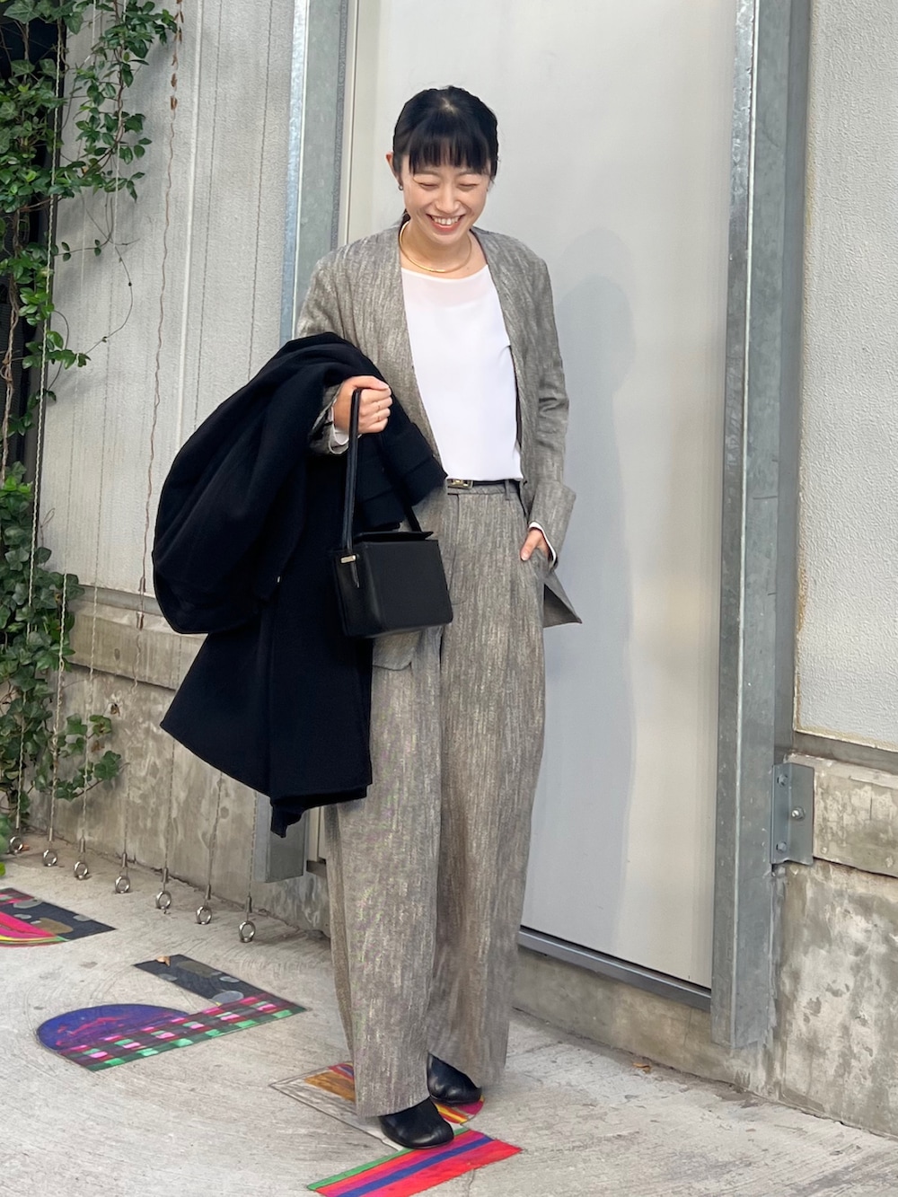 ブラック系のその他アウター、ブラック系のその他アウター、ホワイト系のシャツ/ブラウスを着用したレディースの秋コーディネートの6枚目の写真