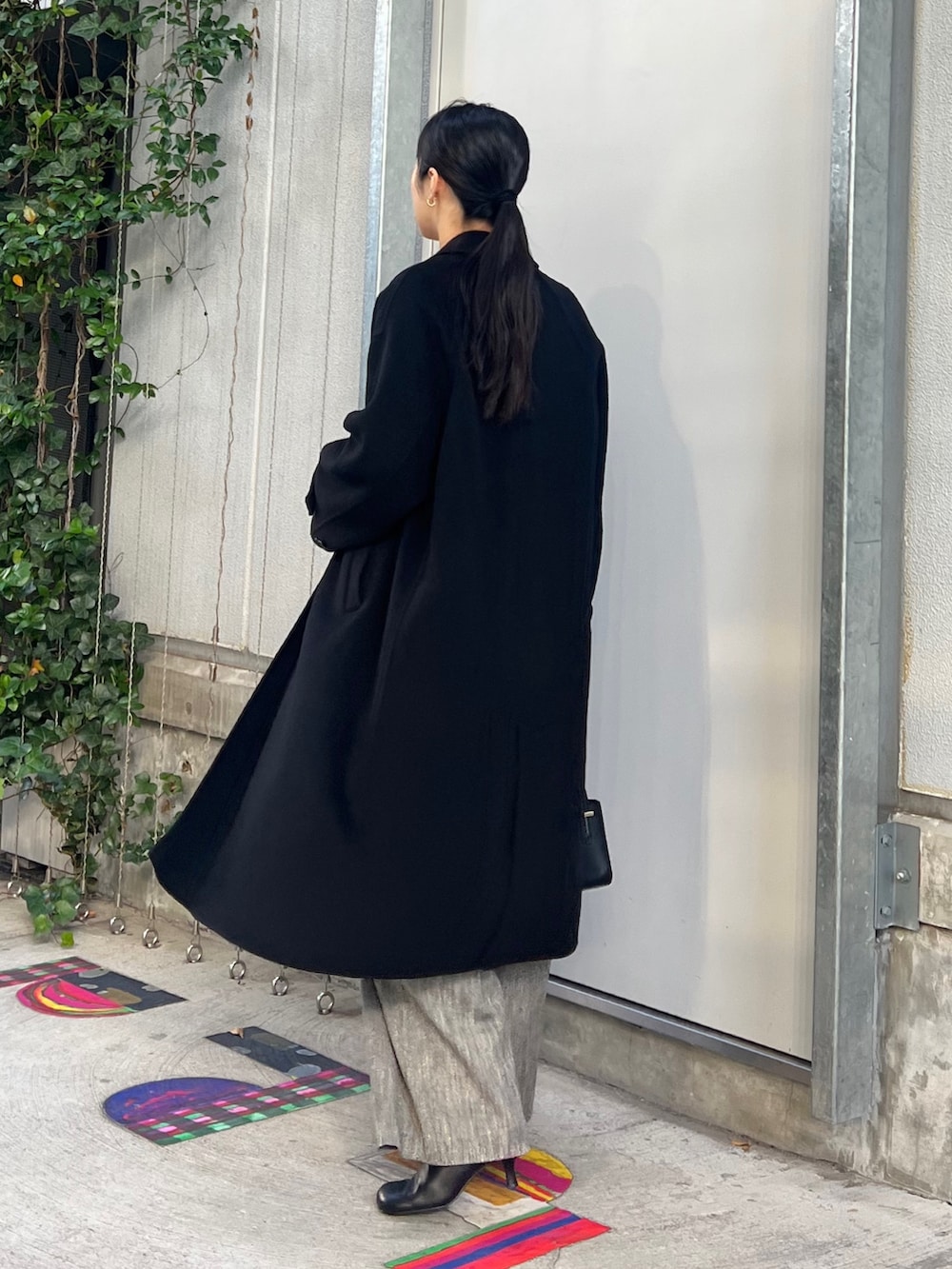 ブラック系のその他アウター、ブラック系のその他アウター、ホワイト系のシャツ/ブラウスを着用したレディースの秋コーディネートの4枚目の写真