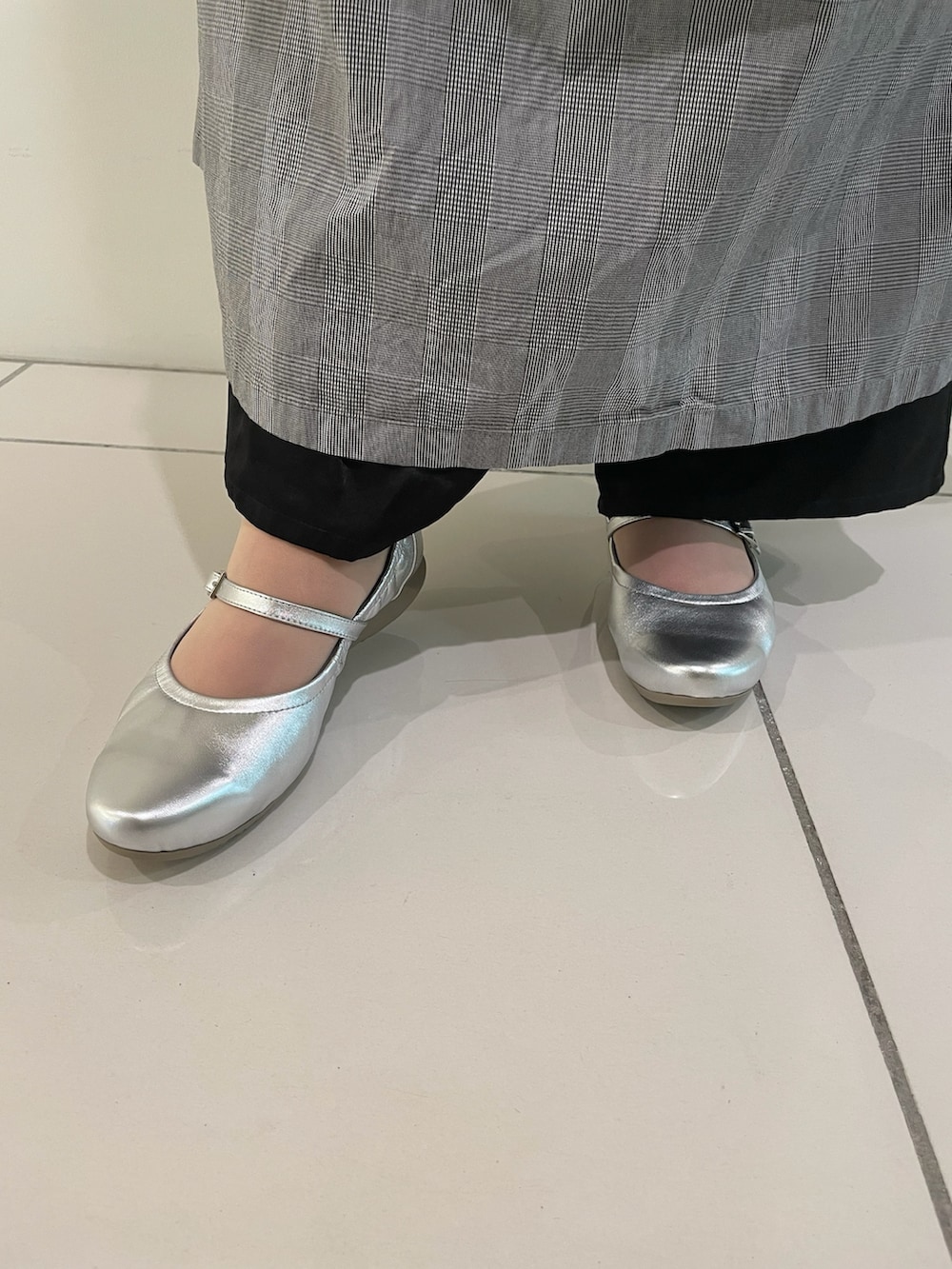 シルバー系のパンプスを着用したレディースの夏コーディネートの3枚目の写真