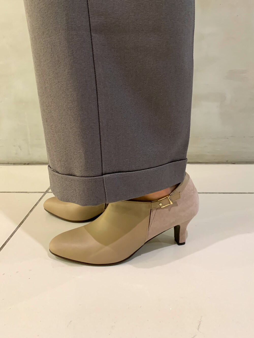 ベージュ系のパンプスを着用したレディースの秋コーディネートの2枚目の写真