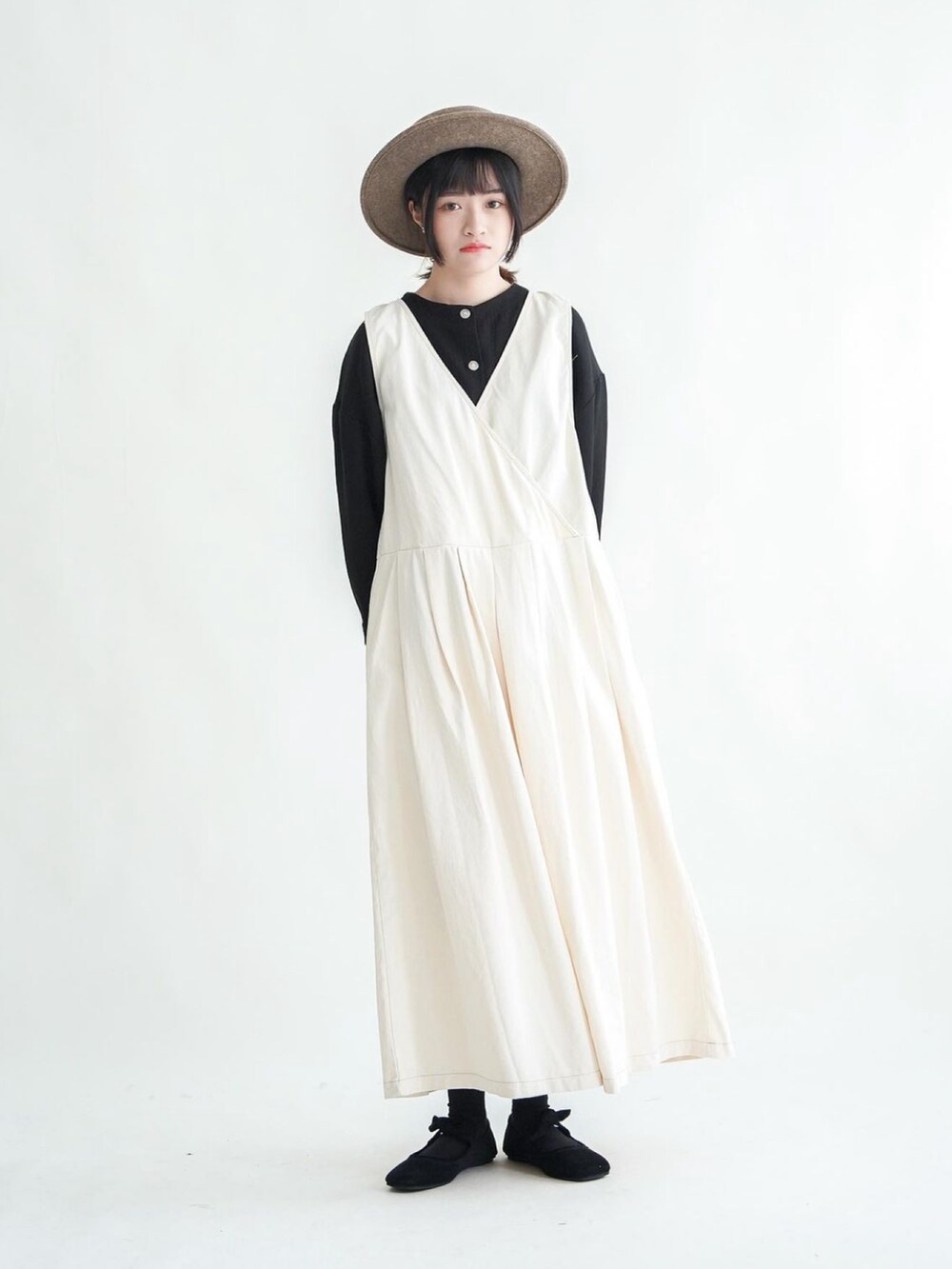 ベージュ系のワンピース/ドレスを着用したレディースの冬コーディネートの2枚目の写真