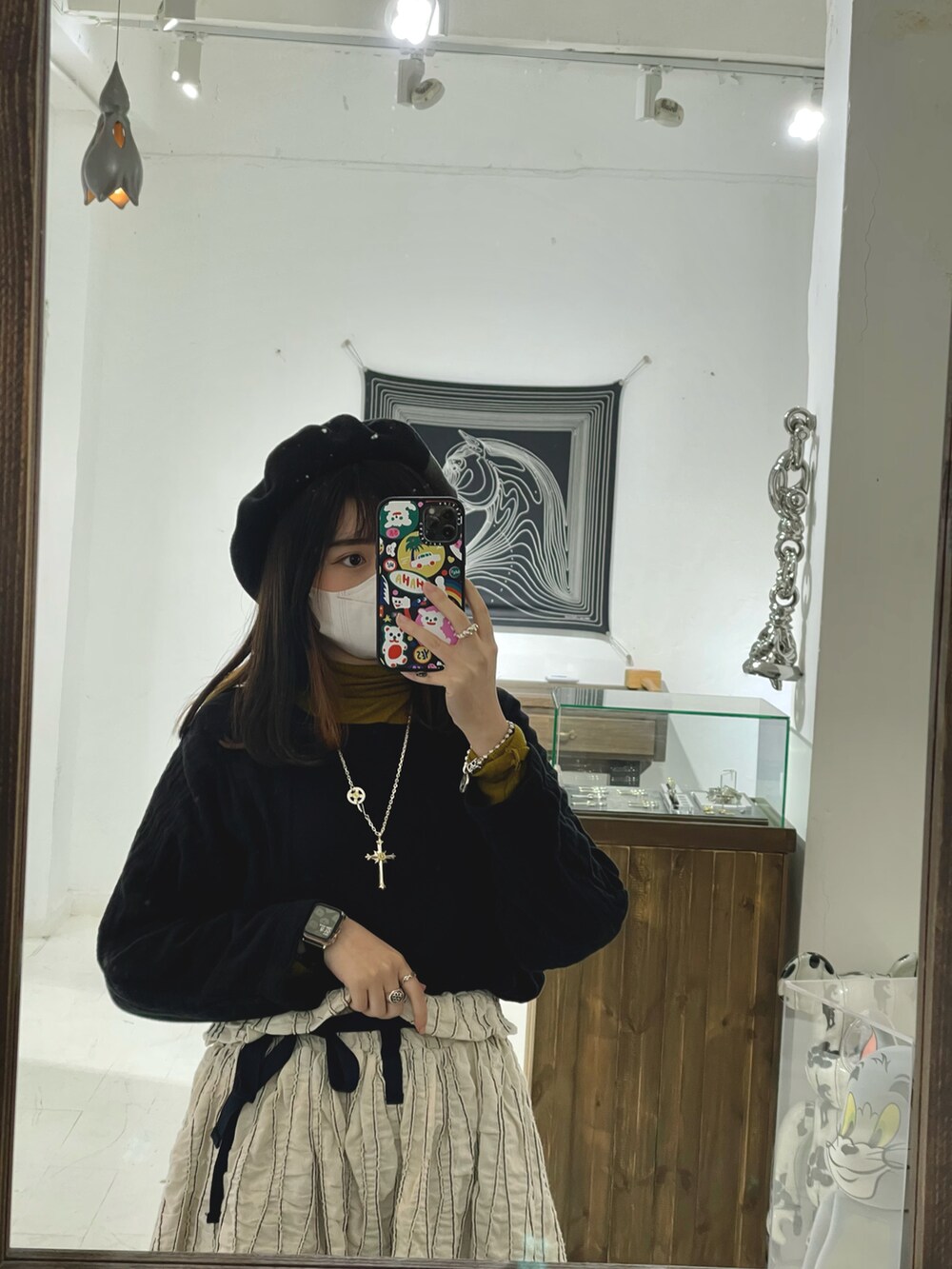 ホワイト系のスカートを着用したレディースの冬コーディネートの2枚目の写真