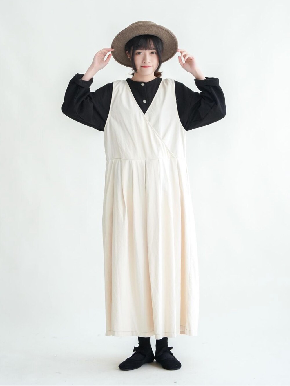 ベージュ系のワンピース/ドレスを着用したレディースの冬コーディネートの3枚目の写真