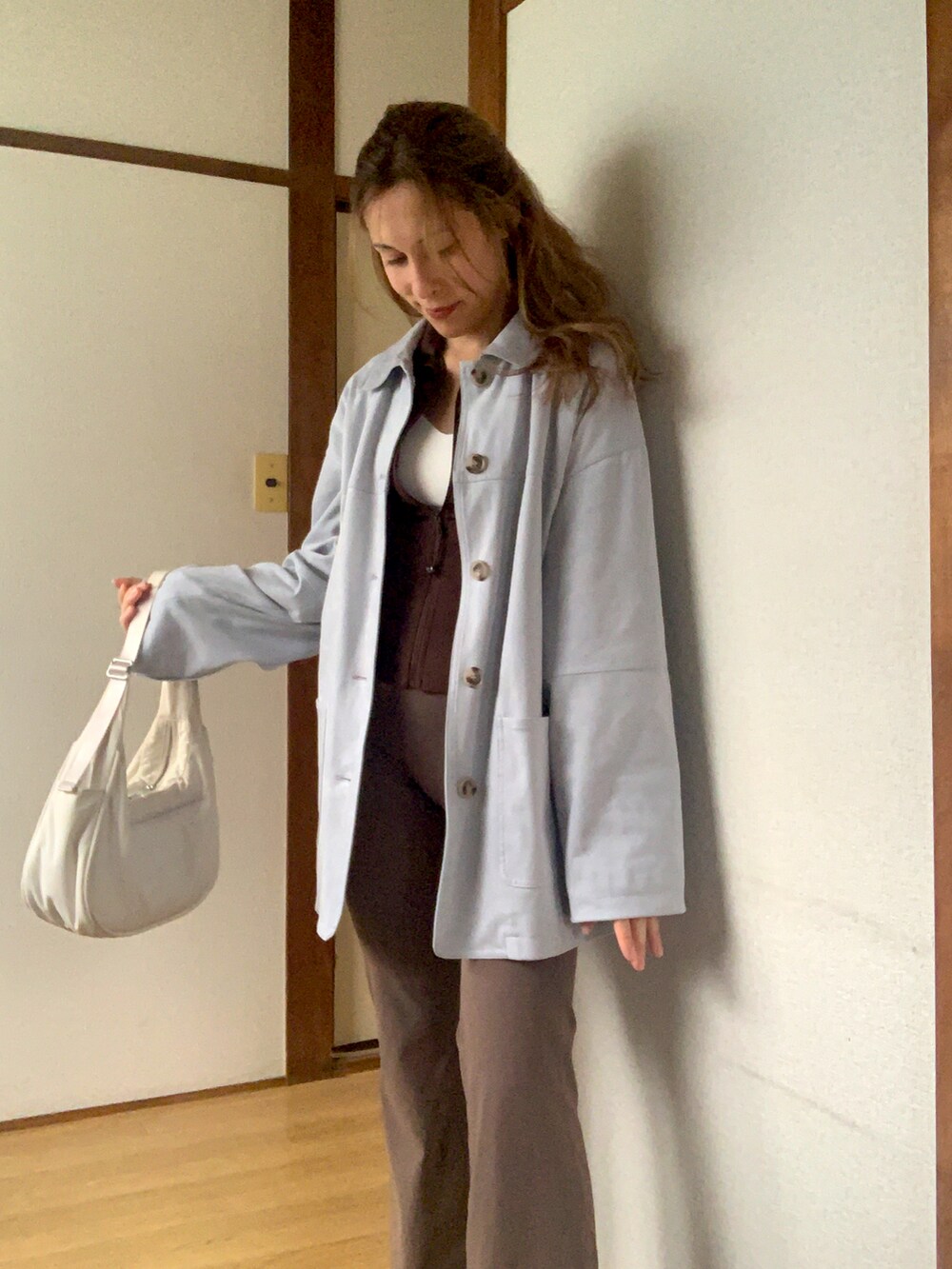 ブラウン系のジャケット/アウター、ホワイト系のバッグ、ブルー系のその他アウターを着用したレディースの夏コーディネートの3枚目の写真