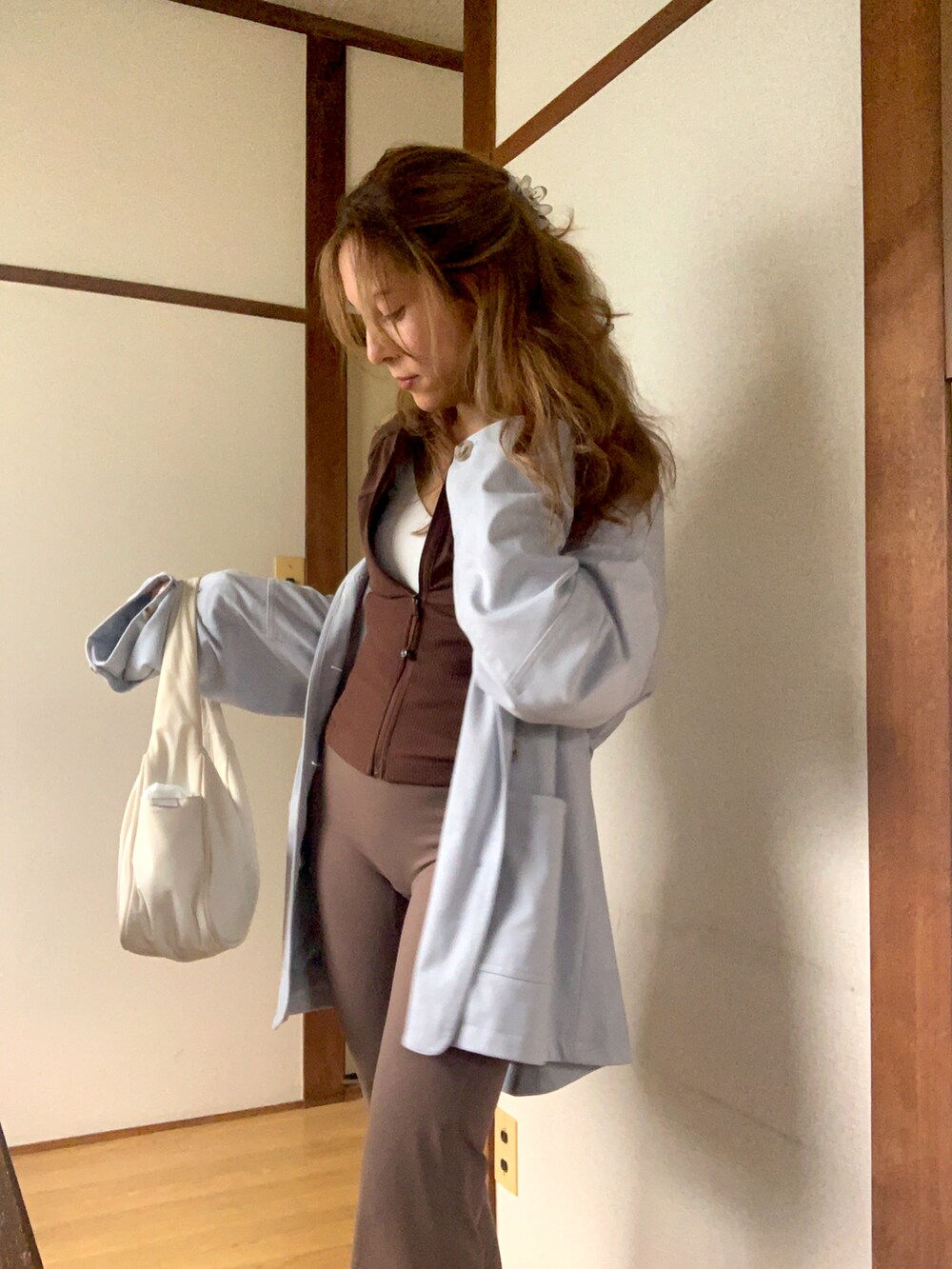 ブラウン系のジャケット/アウター、ホワイト系のバッグ、ブルー系のその他アウターを着用したレディースの夏コーディネートの2枚目の写真