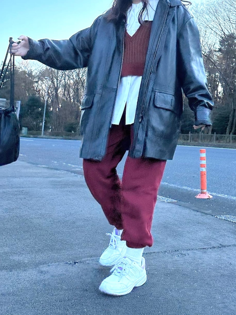 レッド系のスウェットパンツ、ホワイト系のシャツ/ブラウス、レッド系のベストを着用したレディースの冬コーディネートの2枚目の写真