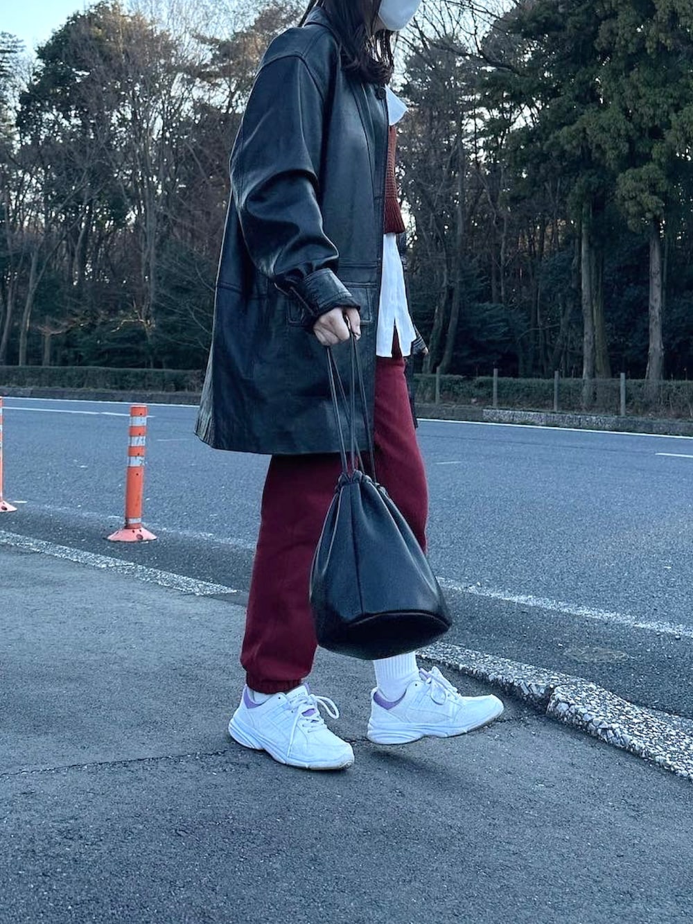 レッド系のスウェットパンツ、ホワイト系のシャツ/ブラウス、レッド系のベストを着用したレディースの冬コーディネートの3枚目の写真