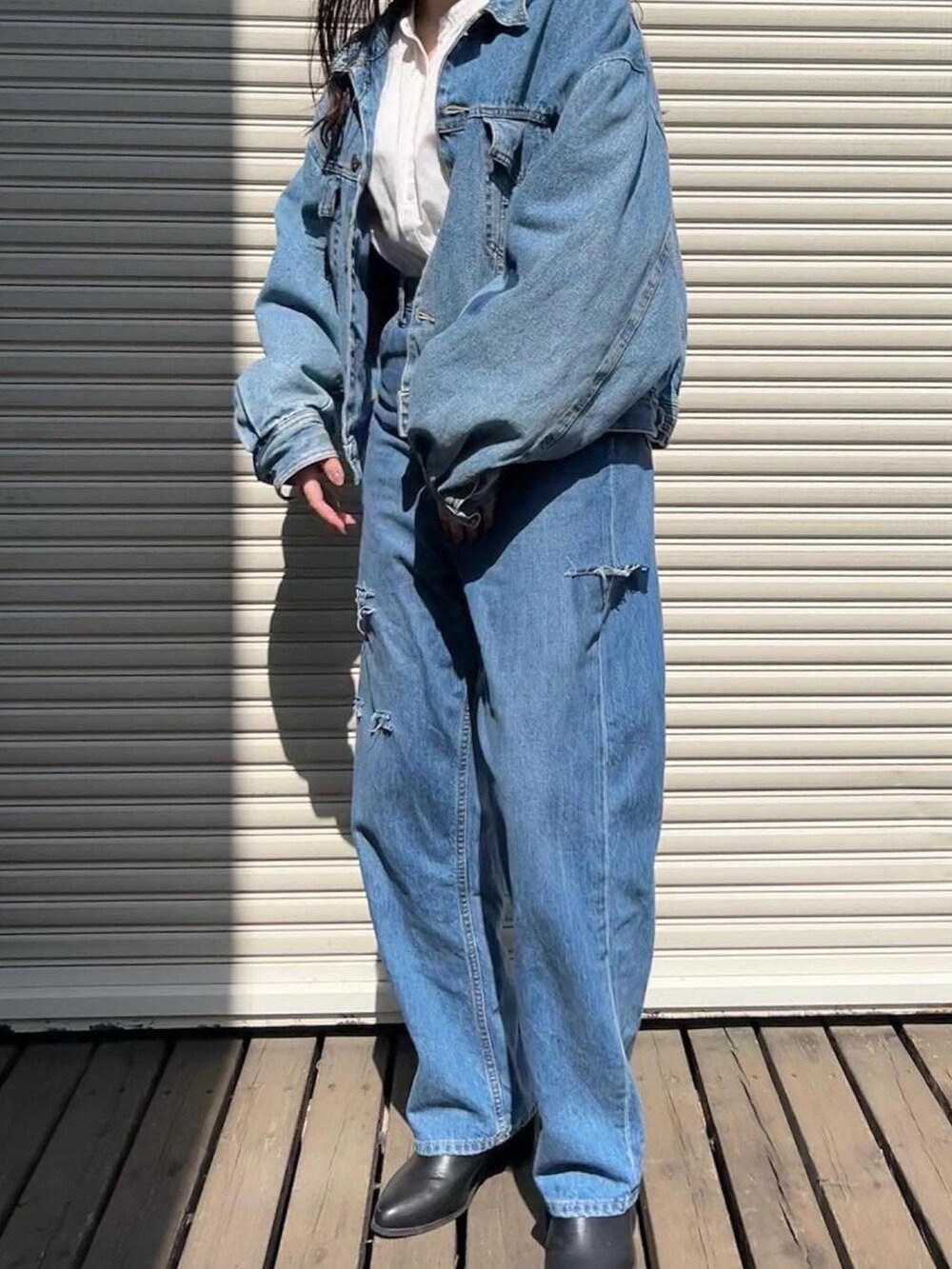 ブルー系のデニムジャケット、ブルー系のデニムパンツ、ホワイト系のシャツ/ブラウスを着用したレディースの春コーディネートの3枚目の写真