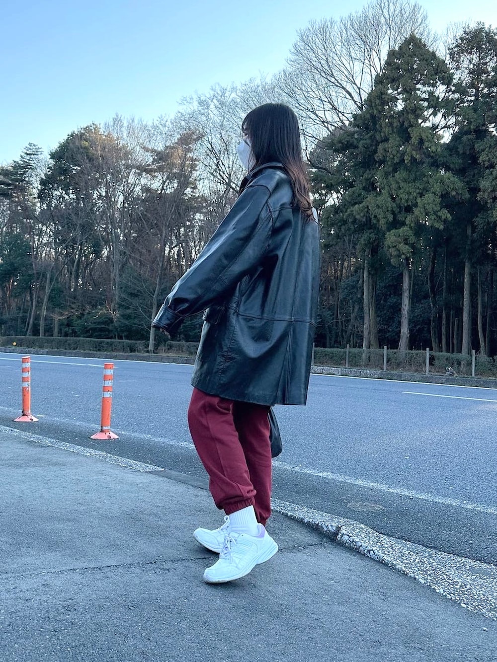 レッド系のスウェットパンツ、ホワイト系のシャツ/ブラウス、レッド系のベストを着用したレディースの冬コーディネートの4枚目の写真