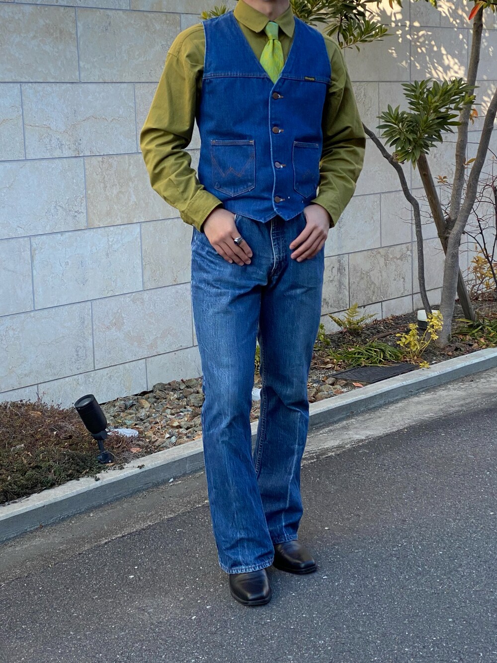 「アメカジ、70'sコーデ、used、古着MIX、Levis646、個性派、男の子、渋い、ネクタイ、フレアデニム、おしゃれさんと繋がりたい、青」｜「RAGEBLUEの綿麻CPOシャツ/873653（シャツ/ブラウス、グリーン系）」を使った、タローさん（メンズ・170cm）の冬コーディネートの2枚目の写真