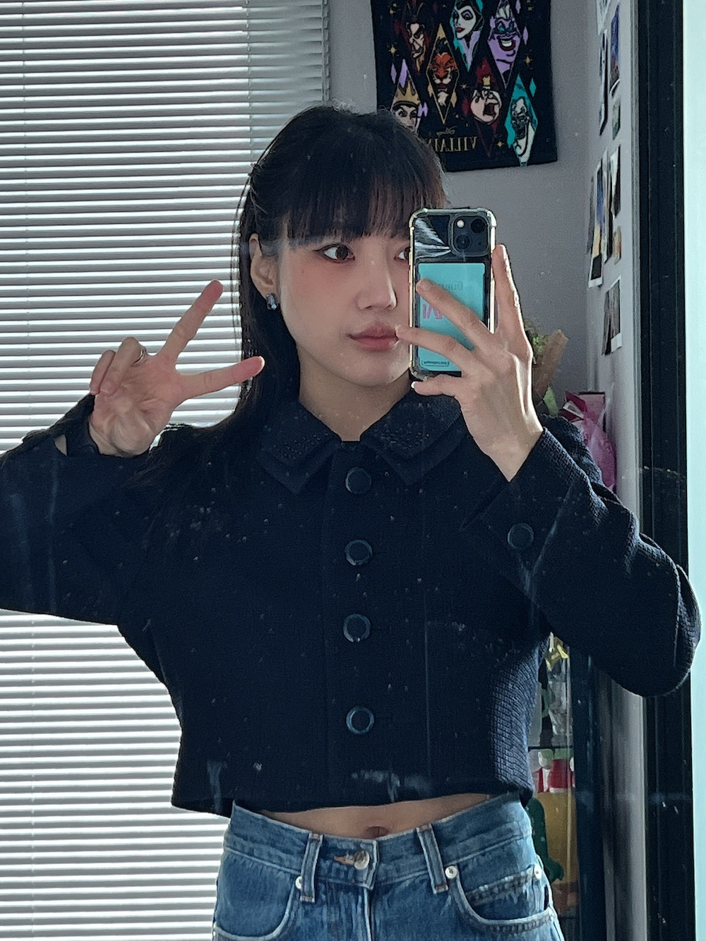 ブルー系のノーカラージャケット、ブルー系のデニムパンツ、その他のインテリア雑貨を着用したレディースの春コーディネートの2枚目の写真