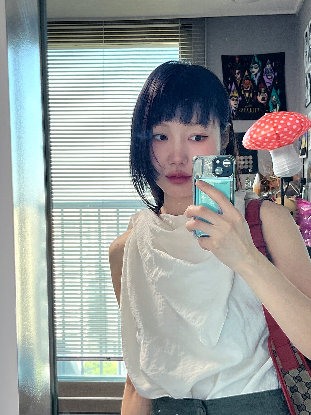 グリーン系のチノパンツ、その他のトートバッグ、ホワイト系のベストを着用したレディースの夏コーディネートの2枚目の写真