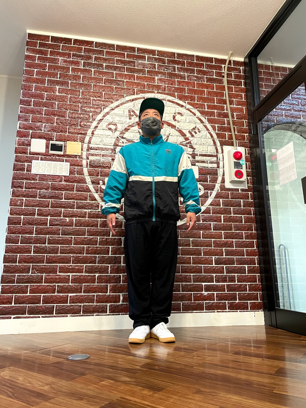 「レッスン着、リーボック(Reebok)、VISIONSTREETWEAR、でぶ、ぽっちゃり、カジュアルコーデ」｜「GUNZEのアイテム（チノパンツ、ブラック系）」を使った、mike135さん（メンズ・164cm）の冬コーディネートの2枚目の写真
