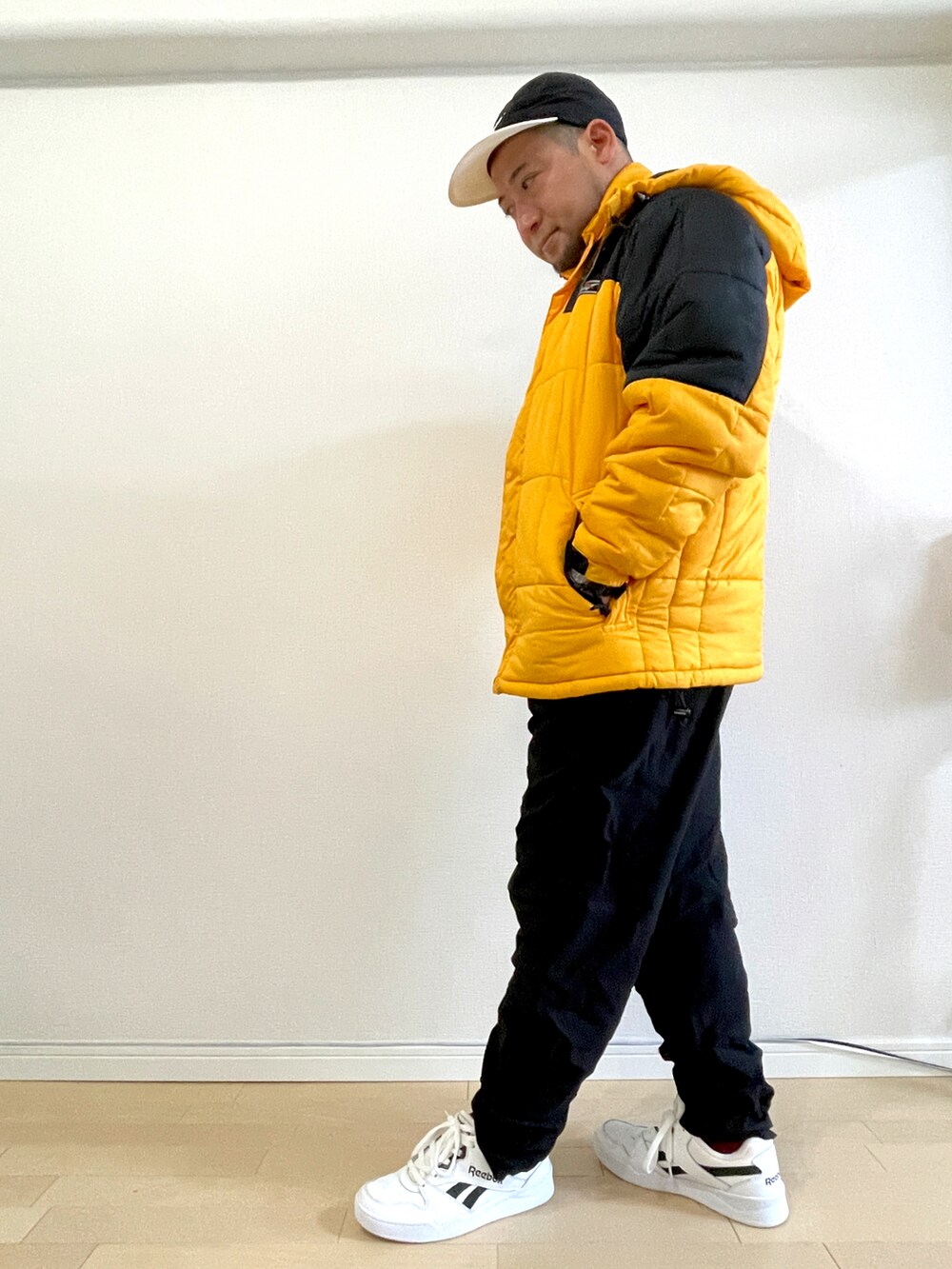 「リーボック、reebok、Reebokclassic、ダウンジャケット、おしゃれさんと繋がりたい、マスタード、#ぽっちゃり、短足」｜「GUNZEのアイテム（チノパンツ、ブラック系）」を使った、mike135さん（メンズ・164cm）の冬コーディネートの2枚目の写真