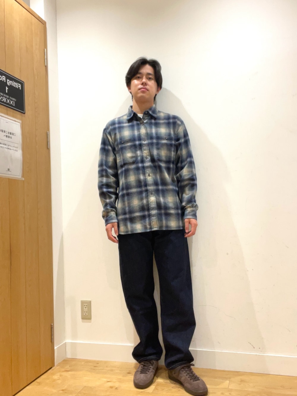 グリーン系のテーラードジャケット、グリーン系のシャツ/ブラウス、ブルー系のデニムパンツを着用したメンズの秋コーディネートの4枚目の写真