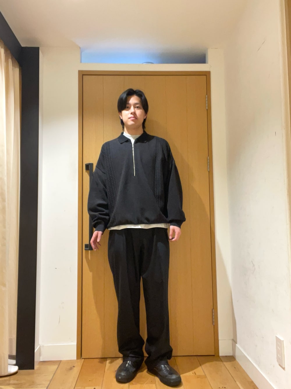 ブラック系のポロシャツを着用したメンズの冬コーディネートの2枚目の写真