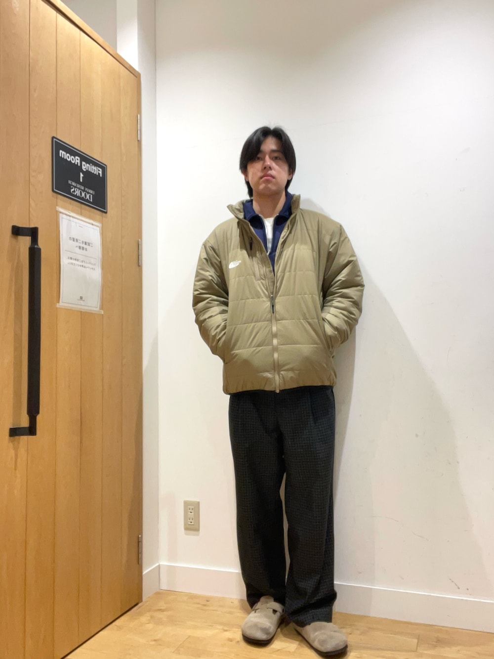 グリーン系のその他アウター、ブルー系のスウェットを着用したメンズの冬コーディネートの3枚目の写真