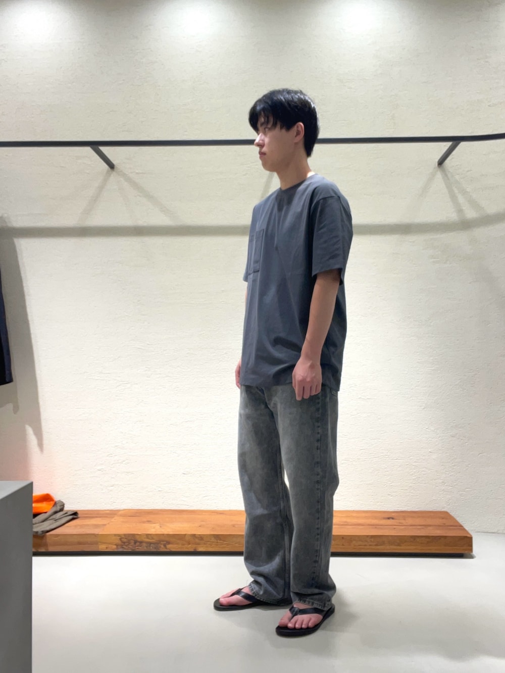 グレー系のTシャツ/カットソー、ブラック系のデニムパンツ、ブラック系のサンダルを着用したメンズの夏コーディネートの3枚目の写真