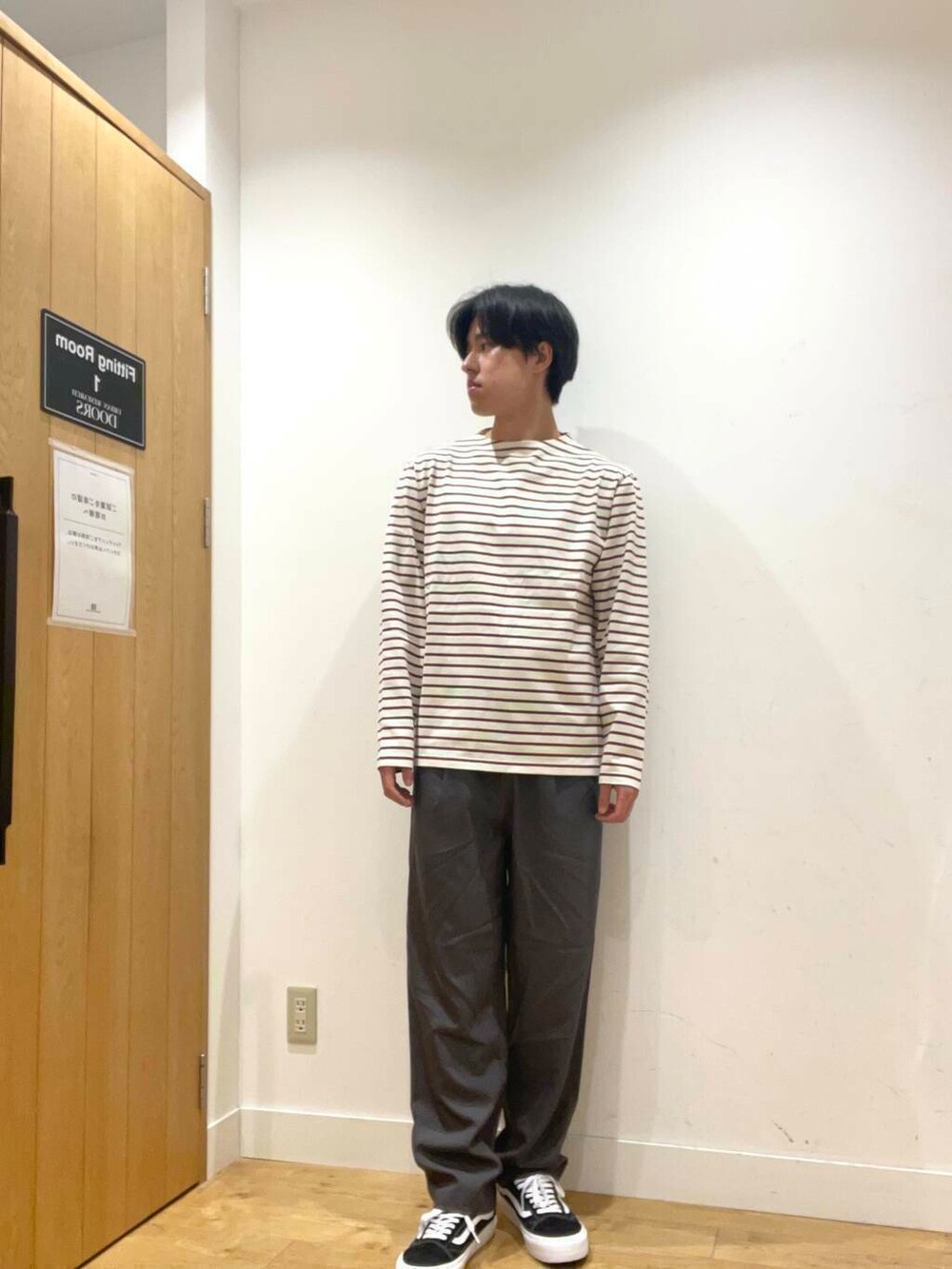 ブラック系のスニーカー、レッド系のTシャツ/カットソー、グレー系のその他パンツを着用したメンズの夏コーディネートの2枚目の写真