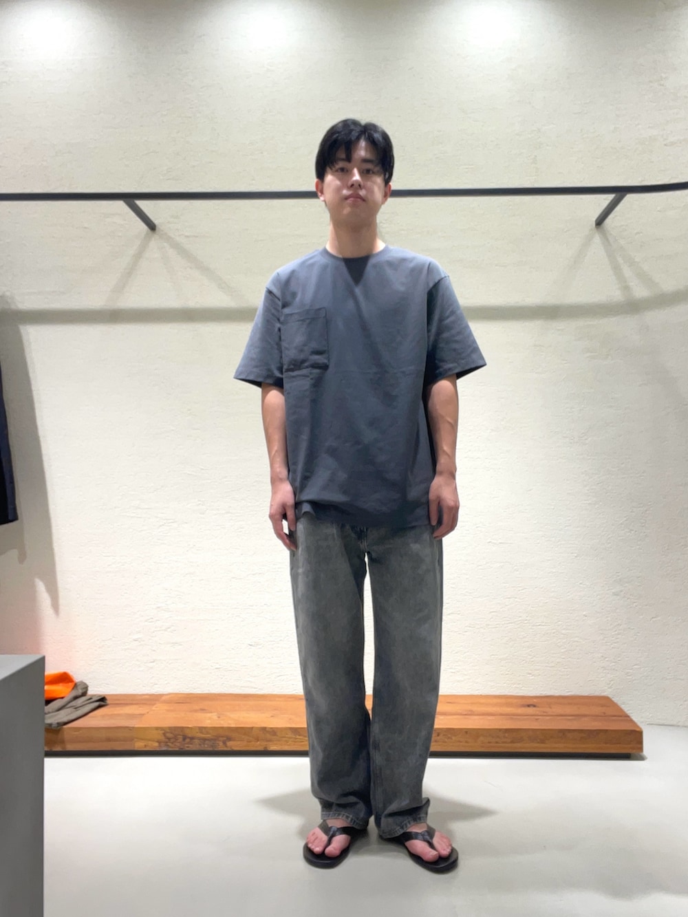グレー系のTシャツ/カットソー、ブラック系のデニムパンツ、ブラック系のサンダルを着用したメンズの夏コーディネートの2枚目の写真