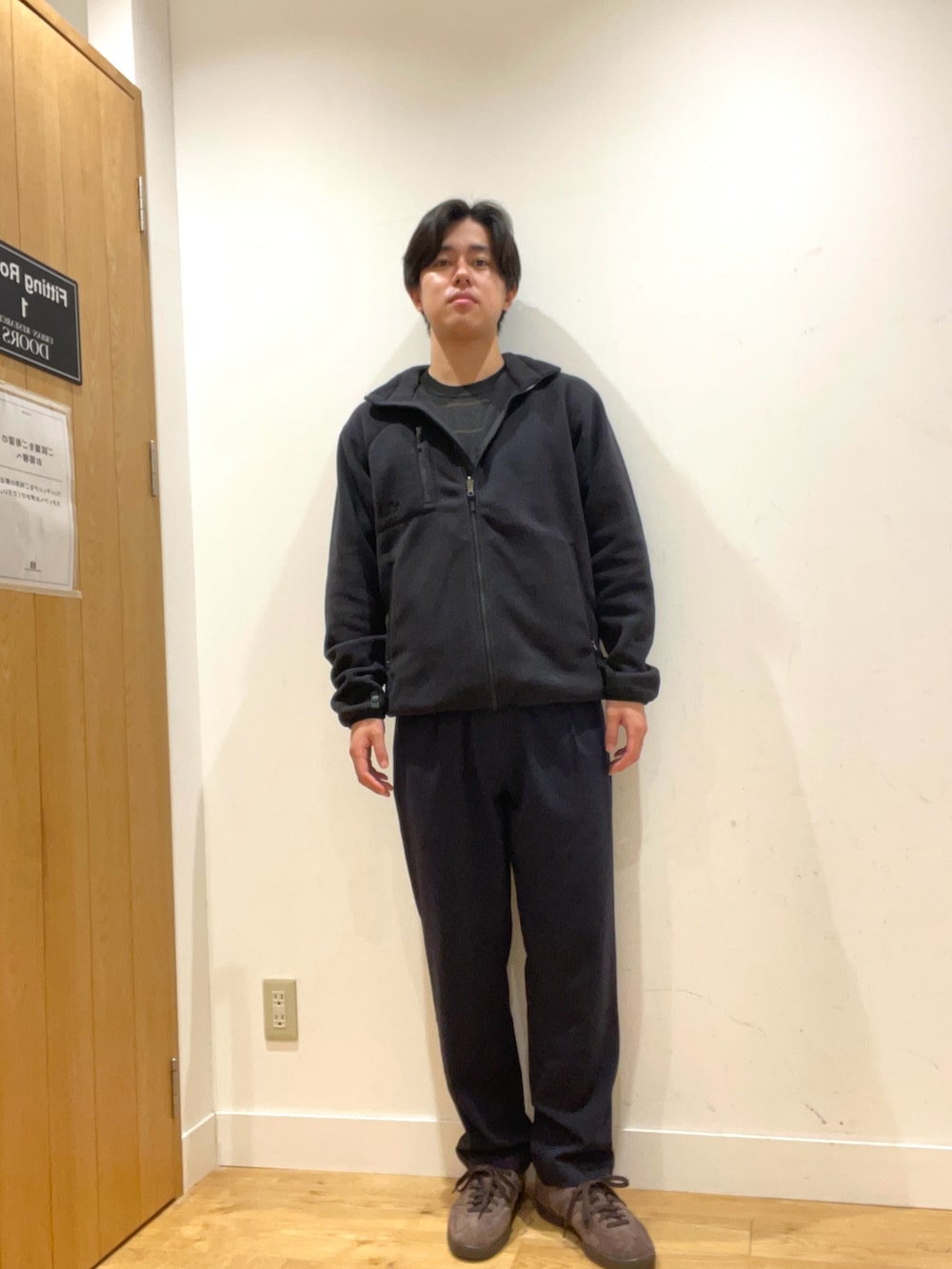 ブラック系のその他アウター、ブラウン系のニット/セーター、ブルー系のその他パンツを着用したメンズの秋コーディネートの2枚目の写真