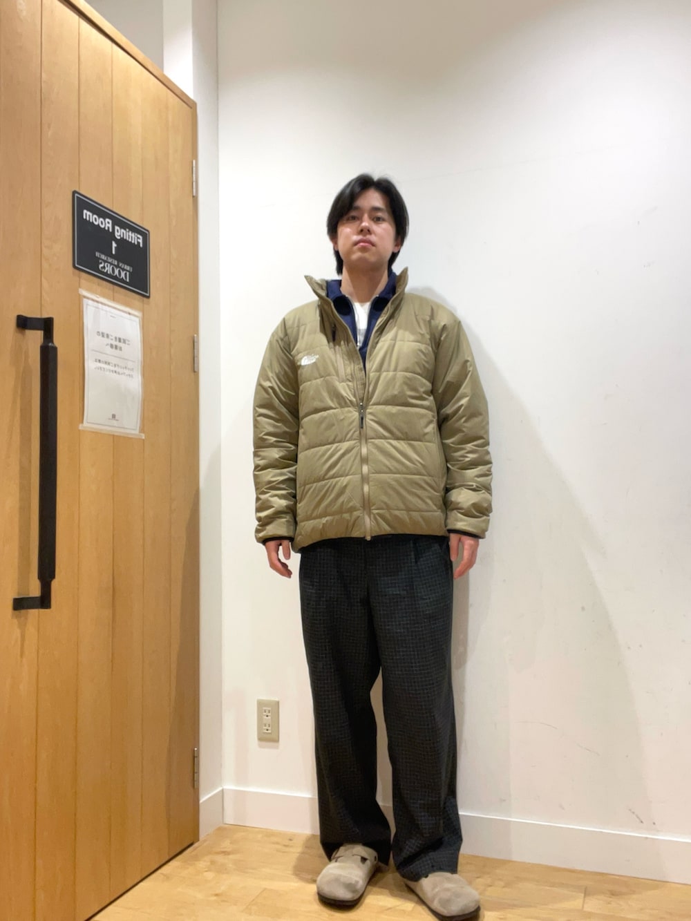 グリーン系のその他アウター、ブルー系のスウェットを着用したメンズの冬コーディネートの4枚目の写真