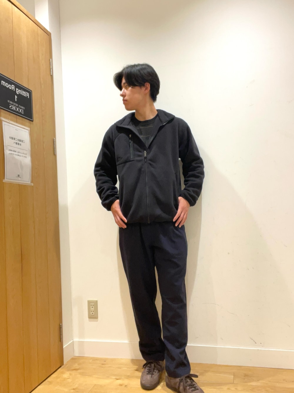 ブラック系のその他アウター、ブラウン系のニット/セーター、ブルー系のその他パンツを着用したメンズの秋コーディネートの3枚目の写真