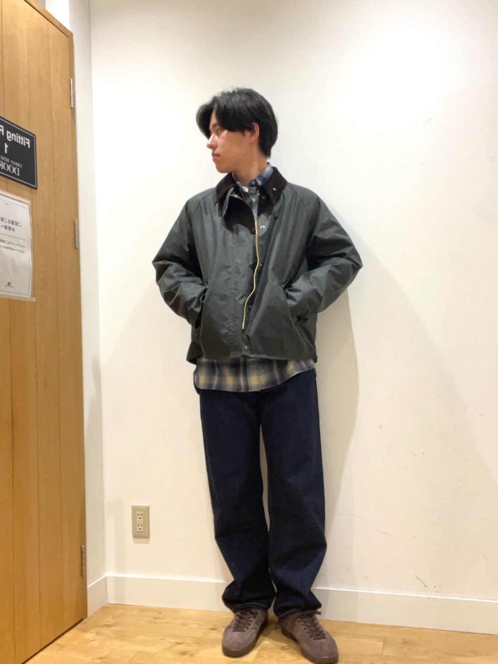 グリーン系のテーラードジャケット、グリーン系のシャツ/ブラウス、ブルー系のデニムパンツを着用したメンズの秋コーディネートの2枚目の写真