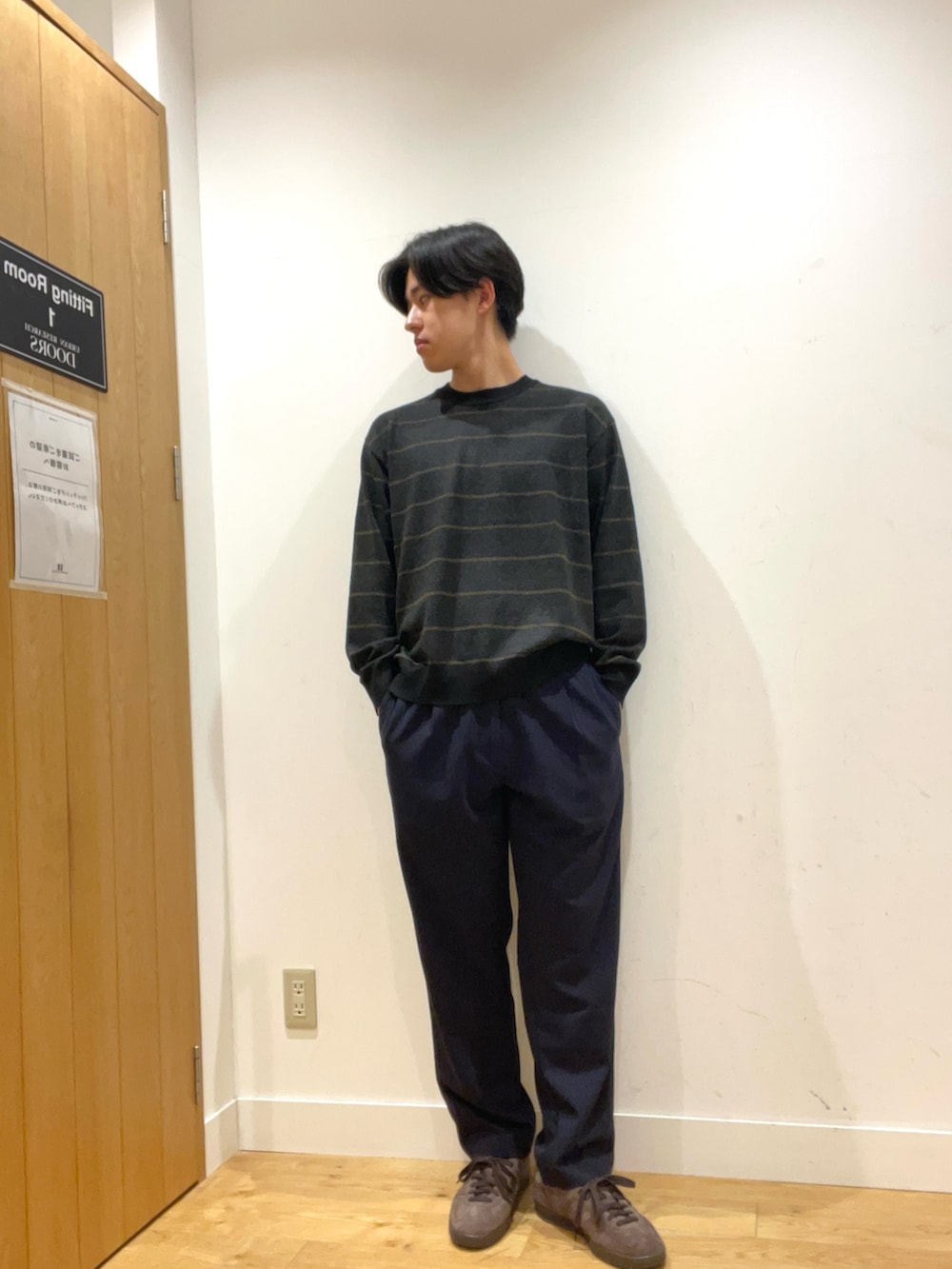 ブラック系のその他アウター、ブラウン系のニット/セーター、ブルー系のその他パンツを着用したメンズの秋コーディネートの5枚目の写真