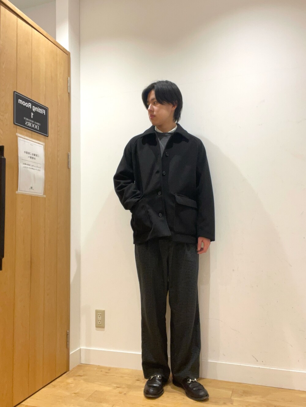 ブラック系のその他アウター、グレー系のシャツ/ブラウスを着用したメンズの冬コーディネートの2枚目の写真