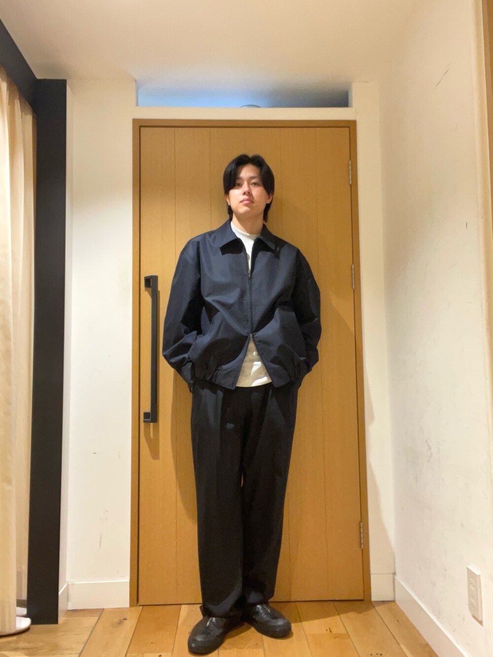 ブルー系のブルゾンを着用したメンズの冬コーディネートの3枚目の写真