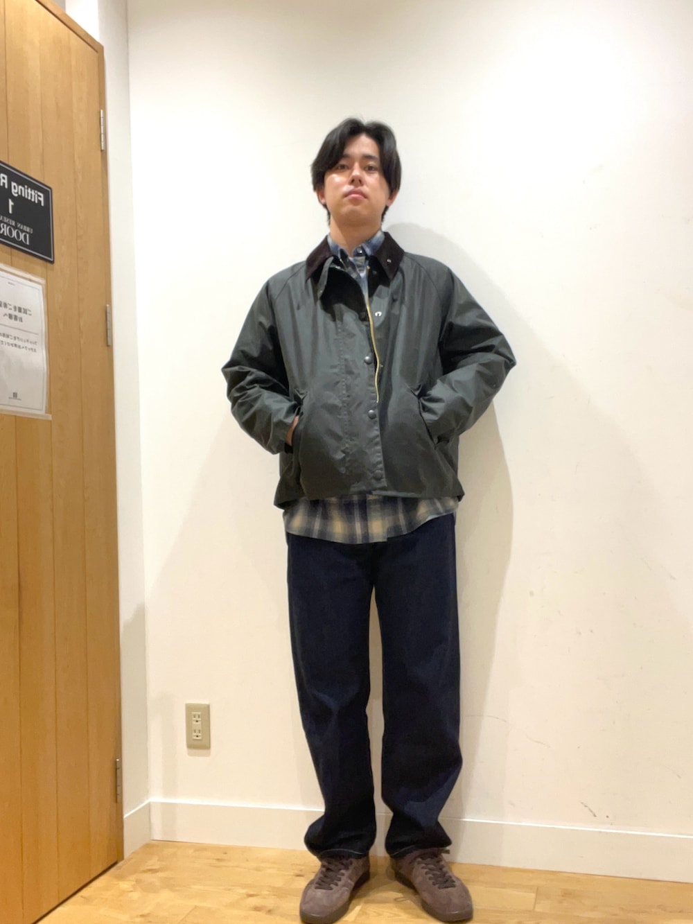 グリーン系のテーラードジャケット、グリーン系のシャツ/ブラウス、ブルー系のデニムパンツを着用したメンズの秋コーディネートの3枚目の写真