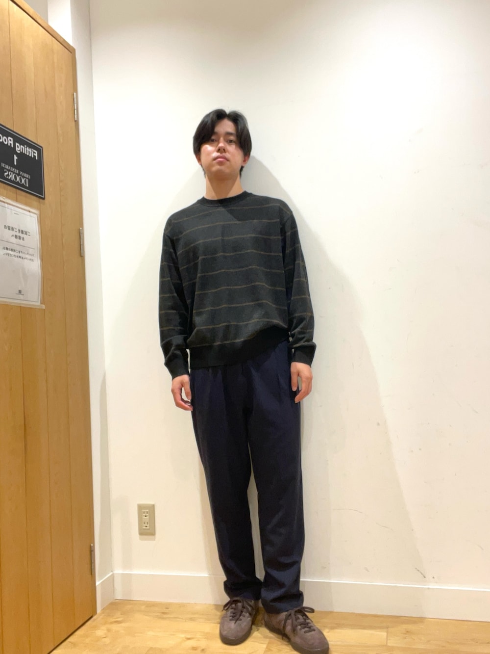 ブラック系のその他アウター、ブラウン系のニット/セーター、ブルー系のその他パンツを着用したメンズの秋コーディネートの4枚目の写真