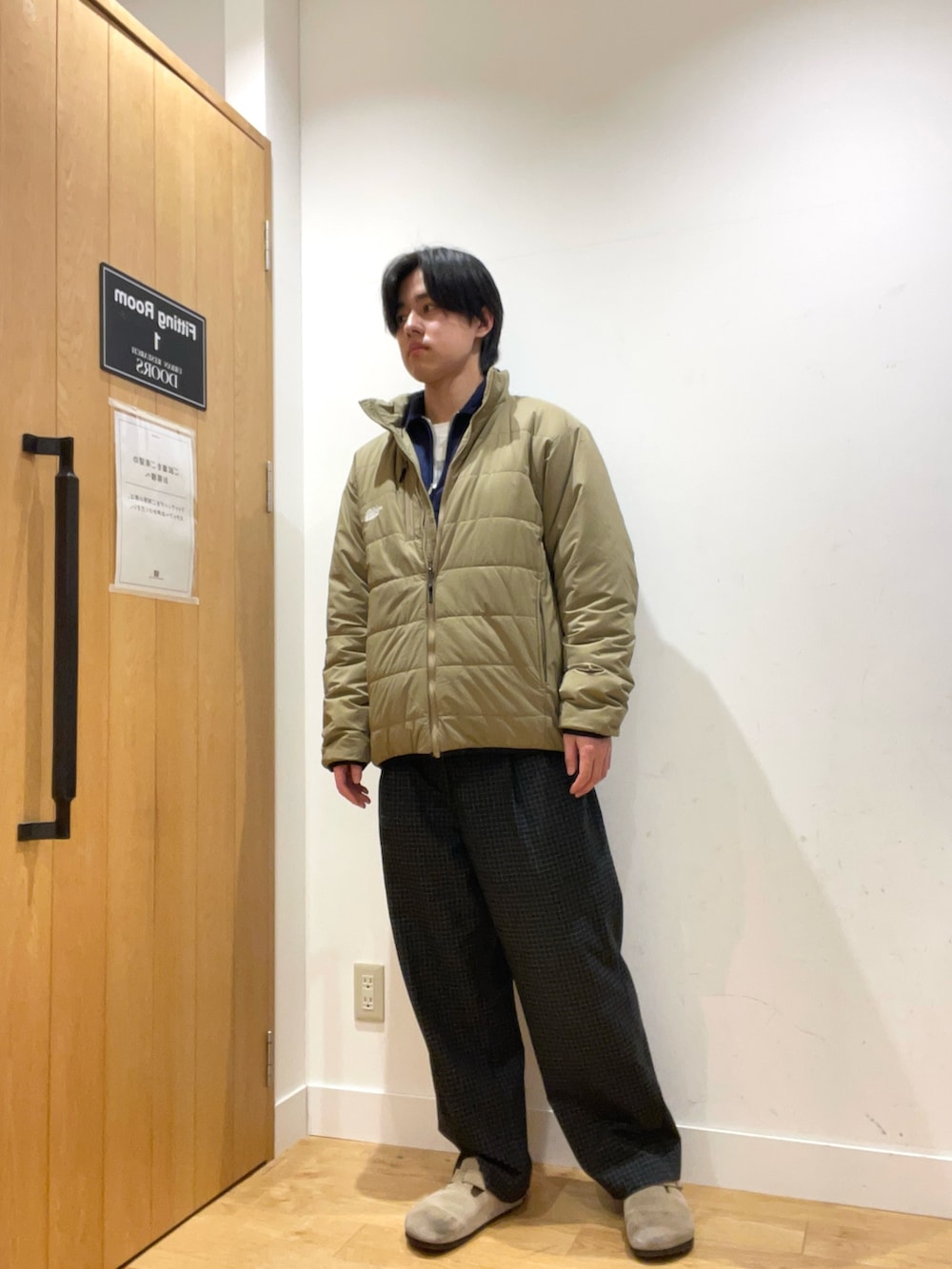 グリーン系のその他アウター、ブルー系のスウェットを着用したメンズの冬コーディネートの2枚目の写真