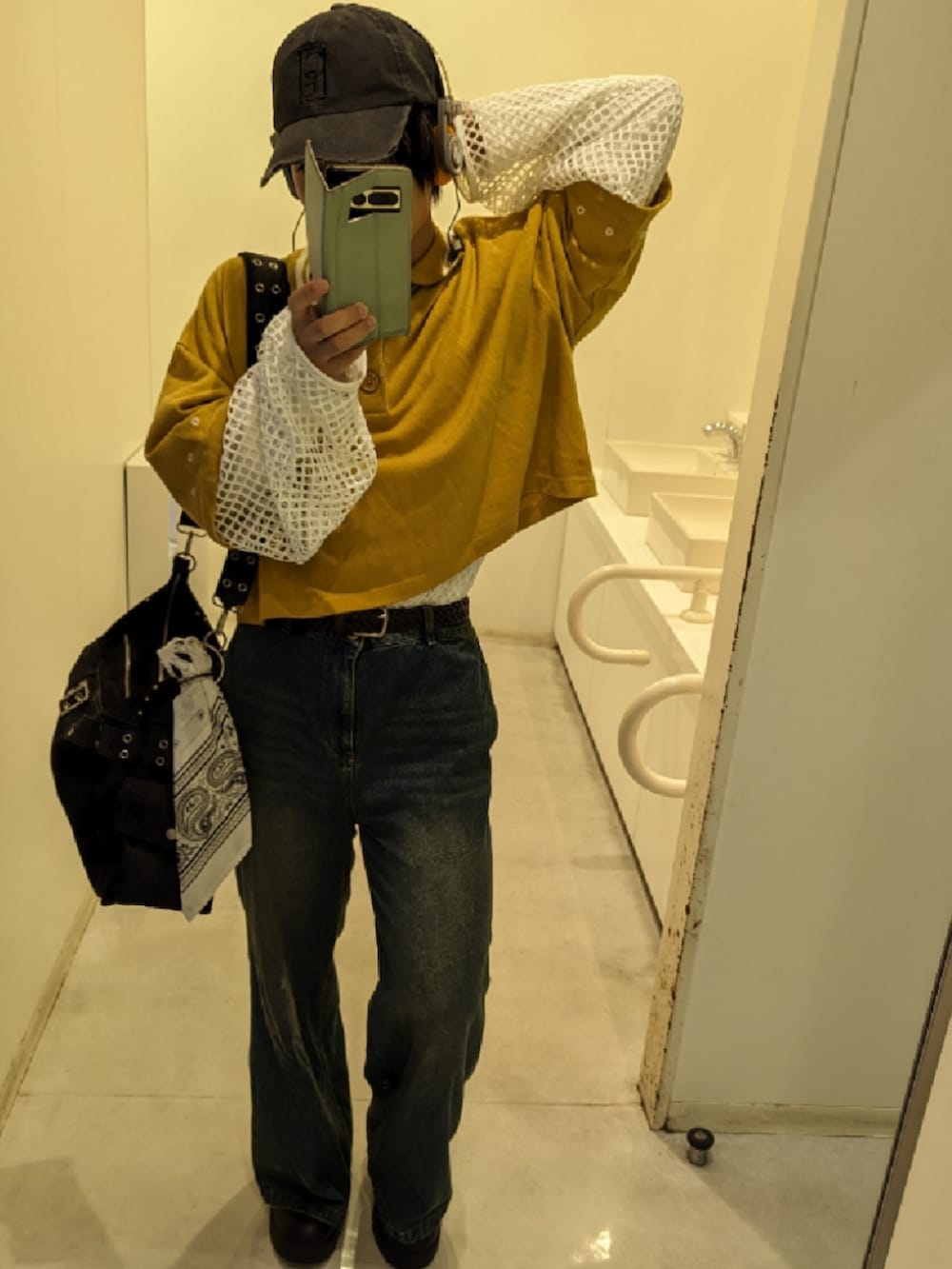 「秋っぽコーデ更新中、めがね、レイヤードスタイル、メガネ男子、メンズファッション、高校生、お洒落さんとつながりたい、今日のコーデ、大人カジュアル、ホワイト、ロンT、ブーツ、デニムパンツ、デニム、キャップ」｜「GRANCYの【GRANCY】Ziplayered Wideshort Poloshirt / ジップレイヤード ワイドショート ポロシャツ（ポロシャツ、イエロー系）」を使った、takuma≯さん（メンズ・164cm）の秋コーディネートの3枚目の写真