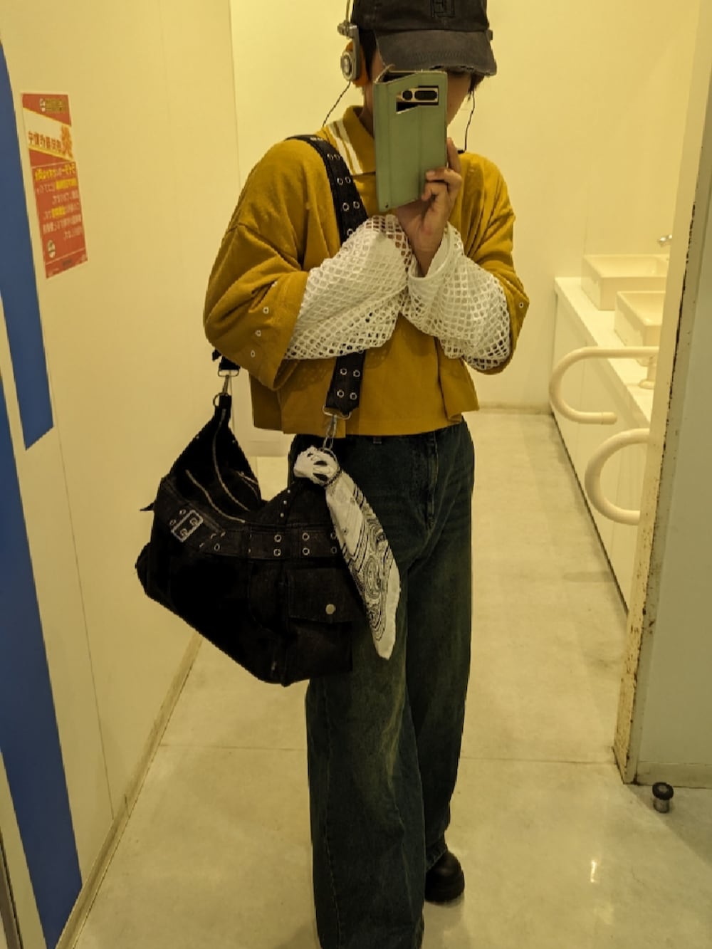 「秋っぽコーデ更新中、めがね、レイヤードスタイル、メガネ男子、メンズファッション、高校生、お洒落さんとつながりたい、今日のコーデ、大人カジュアル、ホワイト、ロンT、ブーツ、デニムパンツ、デニム、キャップ」｜「GRANCYの【GRANCY】Ziplayered Wideshort Poloshirt / ジップレイヤード ワイドショート ポロシャツ（ポロシャツ、イエロー系）」を使った、takuma≯さん（メンズ・164cm）の秋コーディネートの2枚目の写真