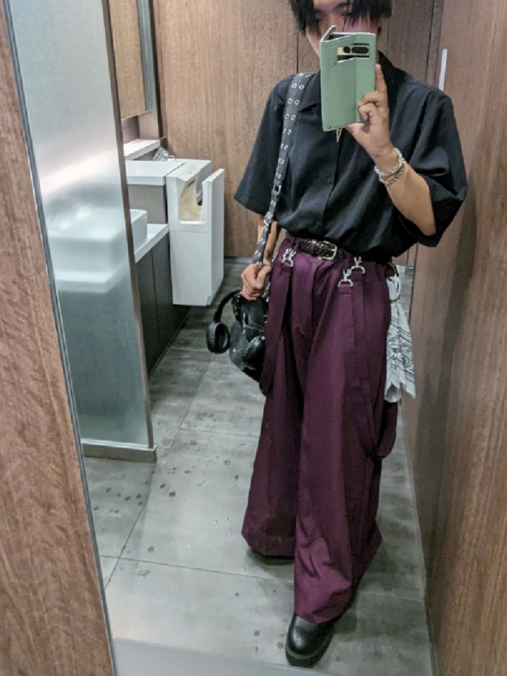 「メンズファッション、お洒落さんとつながりたい、今日のコーデ、休日コーデ、大人カジュアル、GU、プチプラ、きれいめカジュアル、タックイン、モード、高校生、シャツスタイル、シャツ、ブーツ、ブラック」｜「GUのアイテム（シャツ/ブラウス、ブラック系）」を使った、takuma≯さん（メンズ・164cm）の秋コーディネートの4枚目の写真